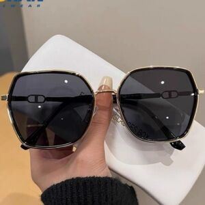 Elegant Black and Gold Women's Sunglasses